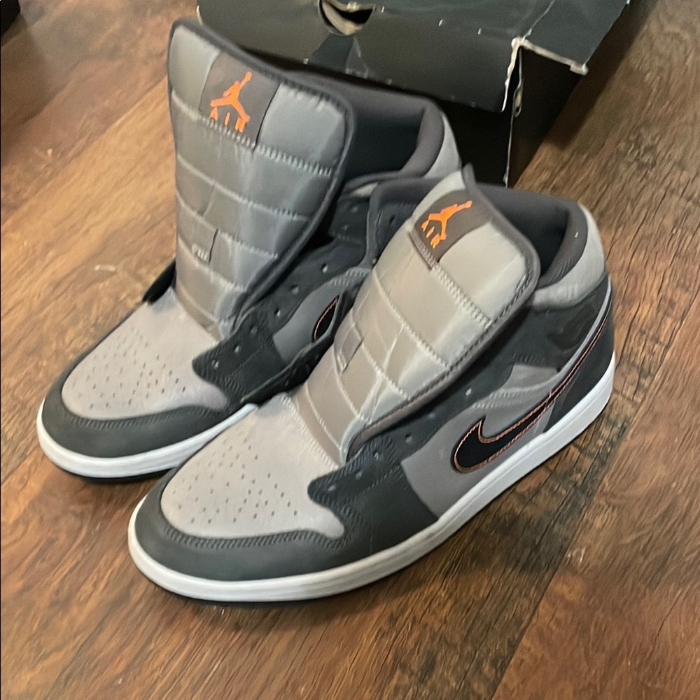 Air Jordan 1 Mid SE Night Stadium(grey laces)